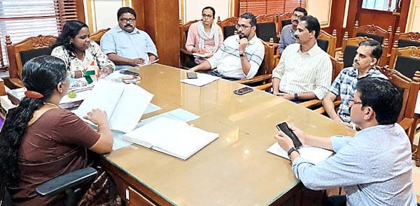 ജില്ലയിലെ തീരദേശമേഖലയിൽ സംഭവിക്കുന്ന മാറ്റങ്ങൾ പഠിക്കുന്നതിനായി ജില്ലാ പഞ്ചായത്തധികൃതരും  കണ്ണൂർ സർവകലാശാല പ്രതിനിധികളും തമ്മിൽ നടന്ന ചർച്ച