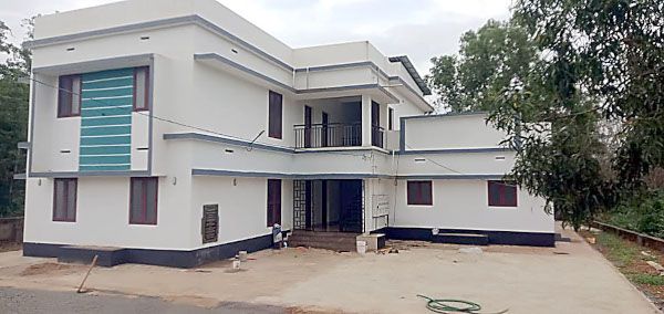 പയ്യന്നൂർ ബ്ലോക്ക് പഞ്ചായത്ത് മാതമംഗലത്ത് അഞ്ച് കുടുംബങ്ങൾക്ക്‌  നിർമിച്ച ലൈഫ് ഭവന സമുച്ചയം 