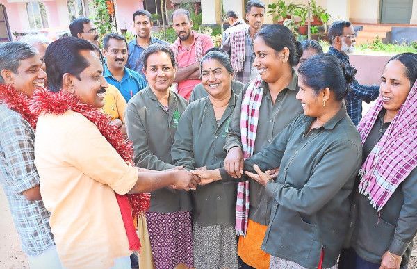 പന്നിയൂർ കുരുമുളക്‌ ഗവേഷണകേന്ദ്രത്തിലെത്തിയ ജില്ലാ പഞ്ചായത്ത് കുറുമാത്തൂർ ഡിവിഷൻ  എൽഡിഎഫ്‌ സ്ഥാനാർഥി എ പ്രദീപൻ തൊഴിലാളികൾക്കിടയിൽ 
