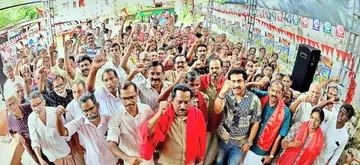 എൽഡിഎഫ്‌ തെരഞ്ഞെടുപ്പ്‌ പ്രചാരണത്തിനായി കുറുമാത്തൂർ പഞ്ചായത്തിലെ ചവനപ്പുഴ കൃഷ്‌ണപിള്ള  സ്‌മാരക മന്ദിരത്തിൽ എത്തിയ നടൻ സന്തോഷ്‌ കീഴാറ്റൂർ ജില്ലാ പഞ്ചായത്ത്‌ കുറുമാത്തൂർ ഡിവിഷൻ സ്ഥാനാർഥി എ പ്രദീപ്‌,  ബ്ലോക്ക്‌ പഞ്ചായത്ത്‌ പന്നിയൂർ ഡിവിഷൻ സ്ഥാനാർഥി പി മാധവൻ, പഞ്ചായത്ത്‌ സ്ഥാനാർഥികളായ വി വി ചന്ദ്രമതി, എസ്‌ പി രമേശൻ മാസ്‌റ്റർ, തളിപ്പറന്പ്‌ നഗരസഭാ സ്ഥാനാർഥി കെ പി എം റിയാസുദ്ദീൻ തുടങ്ങിയവർക്കൊപ്പം – ഫോട്ടോ: പി ദിലീപ്കുമാർ