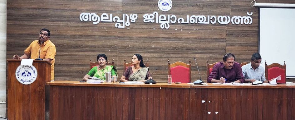 മഴക്കാലപൂര്‍വ ശുചീകരണ അവലോകനയോഗത്തിൽ   ജില്ലാ പഞ്ചായത്ത്‌ പ്രസിഡന്റ്‌ എ മഹേന്ദ്രൻ സംസാരിക്കുന്നു