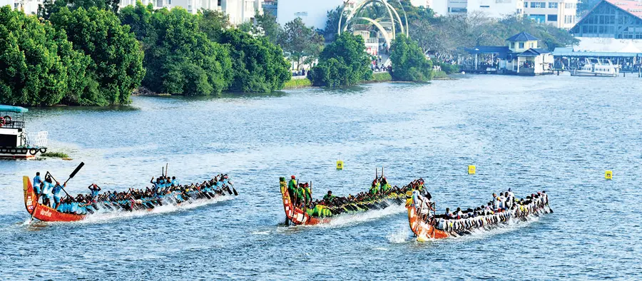 കൊച്ചി കായലിൽ നടന്ന ചമ്പ്യൻസ്  ബോട്ട് ലീഗിൽ ചുണ്ടൻ വള്ളങ്ങളുടെ ഫൈനൽ മത്സരത്തിൽ  ഒന്നാം സ്ഥാനത്തേക്ക് കുതിക്കുന്ന നിരണം ചുണ്ടൻ  (വലത് )