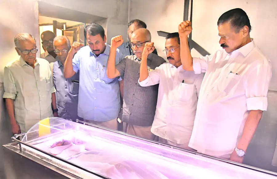 അന്തരിച്ച സിപിഐ എം നേതാവും മുന് മേയറുമായ ടി പി ദാസന് സംസ്ഥാന സെക്രട്ടറി എം വി ഗോവിന്ദന്
അന്ത്യാഭിവാദ്യമര്പ്പിക്കുന്നു. ജില്ലാ സെക്രട്ടറി എം മെഹബൂബ്, സംസ്ഥാന കമ്മിറ്റിയംഗങ്ങളായ എ പ്രദീപ്കുമാര്,
പി മോഹനന് തുടങ്ങിയവര് സമീപം.