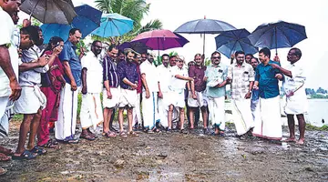 കർഷകസംഘം സംസ്ഥാന സമ്മേളനത്തിന് ഭക്ഷണമൊരുക്കാൻ ആവശ്യമായ അരി ഉൽപ്പാദിപ്പിക്കാനായി  നാലുപാടത്ത് സംസ്ഥാന പ്രസിഡന്റ് എം വിജയകുമാർ വിത്തെറിഞ്ഞ് നെൽകൃഷി ഉദ്ഘാടനംചെയ്യുന്നു