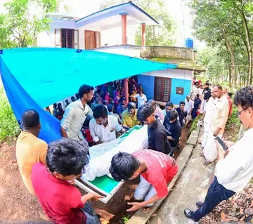 കുളത്തൂപ്പുഴയിൽ കാട്ടുപോത്തിന്റെ കുത്തേറ്റ് മരിച്ച ബഷീറിന്റെ മൃതദേഹം സംസ്കാരത്തിനായി വീട്ടിൽ നിന്ന് കൊണ്ടുപോകുന്നു
