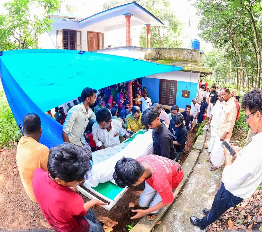 കുളത്തൂപ്പുഴയിൽ കാട്ടുപോത്തിന്റെ കുത്തേറ്റ് മരിച്ച ബഷീറിന്റെ മൃതദേഹം സംസ്കാരത്തിനായി വീട്ടിൽ നിന്ന് കൊണ്ടുപോകുന്നു