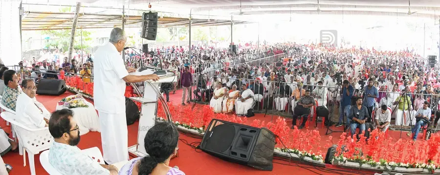 ചവറ ഇടപ്പള്ളിക്കോട്ടയിൽ നടന്ന എൽഡിഎഫ് തെരഞ്ഞെടുപ്പ് യോഗം മുഖ്യമന്ത്രി പിണറായി വിജയൻ ഉദ്ഘാടനംചെയ്യുന്നു