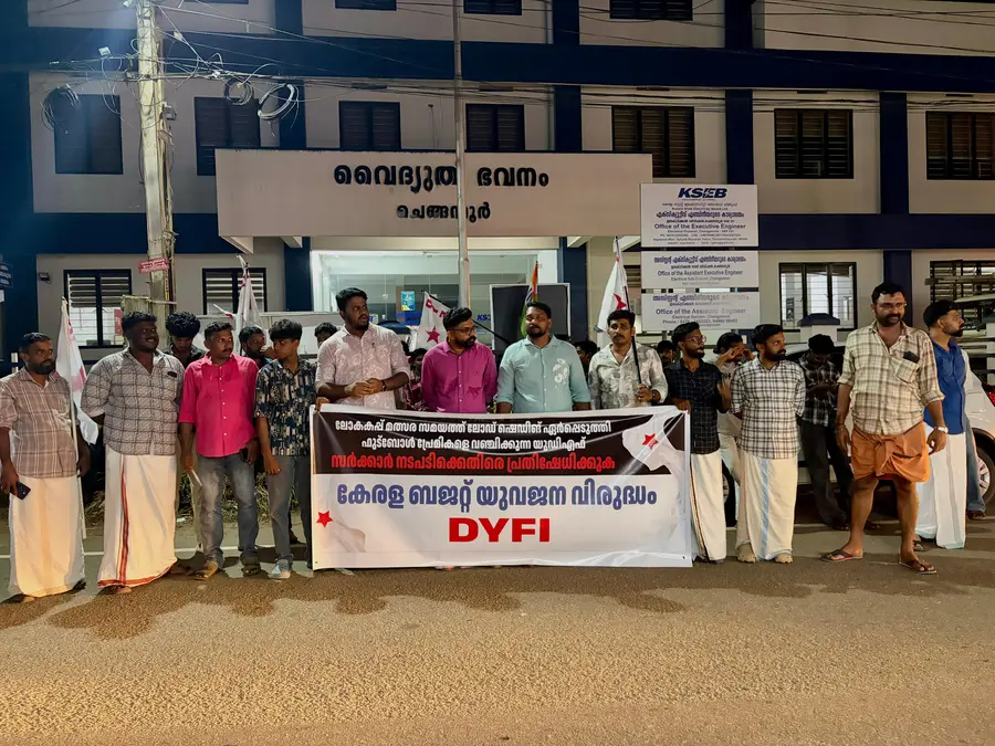 ലോകകപ്പ് ഫുട്ബോള്‍ മത്സരസമയത്ത് ലോഡ് ഷെഡിങ് ഏർപ്പെടുത്തിയ യുഡിഎഫ് സർക്കാർ നടപടിക്കെതിരെ  ഡിവൈഎഫ്ഐ ചെങ്ങന്നൂർ കെഎസ്ഇബി ഓഫീസിന് മുന്നിൽ സംഘടിപ്പിച്ച പ്രതിഷേധം ബ്ലോക്ക് സെക്രട്ടറി  എം സുമേഷ് ഉദ്ഘാടനംചെയ്യുന്നു