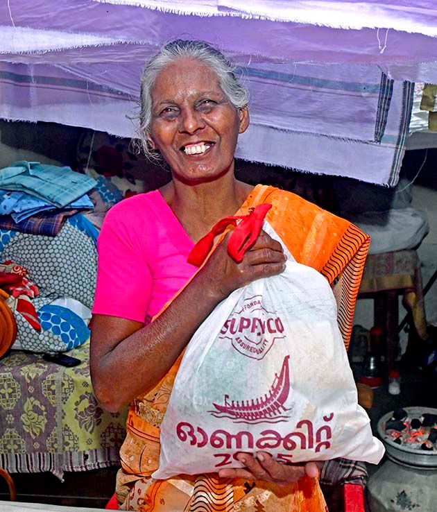 ഓണക്കിറ്റുമായി