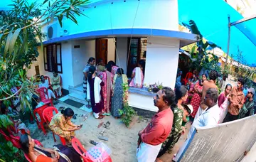 കൊല്ലം നീണ്ടകര ഹാർബറിനു സമീപം കടലിൽ വള്ളം മറിഞ്ഞു മരിച്ച രാജീവിന്റെ വീട്ടിൽ തടിച്ചുകൂടിയ നാട്ടുകാർ