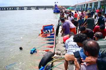 കൊല്ലം നീണ്ടകര ഹാർബറിനു സമീപം കടലിൽ മറിഞ്ഞ വള്ളം ശക്തികുളങ്ങര ഹാർബറിൽ എത്തിച്ചപ്പോൾ