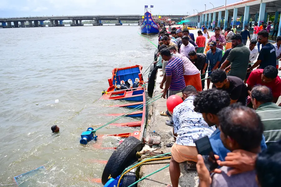കൊല്ലം നീണ്ടകര ഹാർബറിനു സമീപം കടലിൽ മറിഞ്ഞ വള്ളം ശക്തികുളങ്ങര ഹാർബറിൽ എത്തിച്ചപ്പോൾ