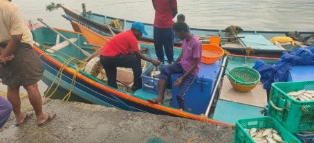 ചാവക്കാട് കടലില്‍ അനധികൃതമായി മീന്‍ പിടിച്ചതിന് ഫിഷറീസ് സംഘം  പിടികൂടിയ വള്ളം 