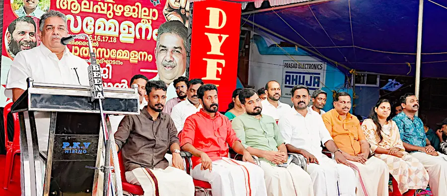 ഡിവൈഎഫ്ഐ ജില്ലാ സമ്മേളന പൊതുസമ്മേളനം സിപിഐ എം സംസ്ഥാന സെക്രട്ടറിയറ്റ് അംഗം സജി ചെറിയാൻ എംഎൽഎ ഉദ്ഘാടനംചെയ്യുന്നു