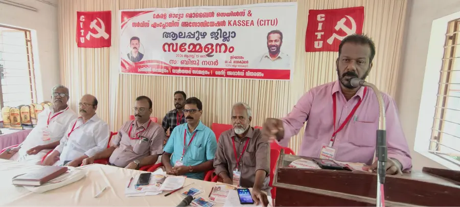 ഓട്ടോമൊബൈൽ സെയിൽസ് ആൻഡ് സർവീസ് എംപ്ലോയീസ് അസോസിയേഷൻ ജില്ലാസമ്മേളനം സിഐടിയു ജില്ലാ ജനറൽ സെക്രട്ടറി
പി ഗാനകുമാർ ഉദ്ഘാടനംചെയ്യുന്നു