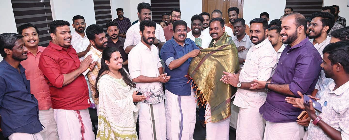 ഡിവൈഎഫ്‌ഐ സംസ്ഥാന ട്രഷററായി തെരഞ്ഞെടുക്കപ്പെട്ട ആർ  രാഹുലിനെ സിപിഐ എം ജില്ലാ സെക്രട്ടറിയറ്റ് അംഗം പി പി. ചിത്തരഞ്ജൻ പൊന്നാടയണിയിച്ച് സ്വീകരിക്കുന്നു 