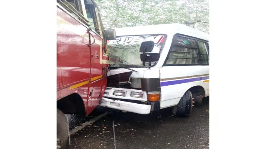 താന്നിമൂട് പറയന്കാവ് റോഡിലെ സില്ക്കുഫാം വളവിൽ ടെമ്പോ ട്രാവലറും കെഎസ്ആര്ടിസി ബസും കൂട്ടിയിടിച്ചുണ്ടായ അപകടം
