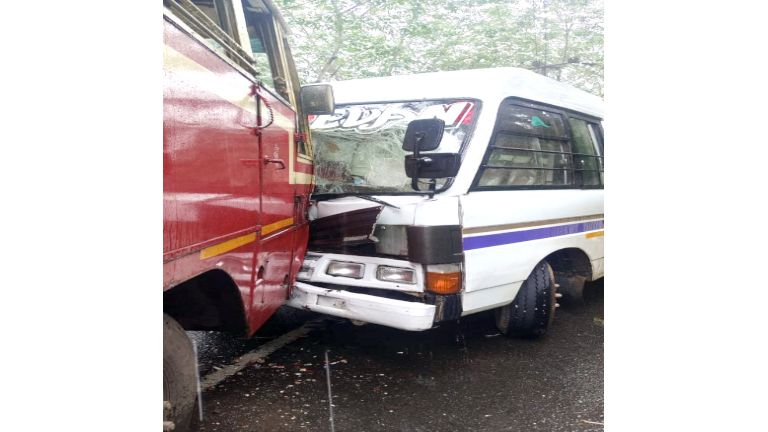 താന്നിമൂട് പറയന്‍കാവ് റോഡിലെ സില്‍ക്കുഫാം വളവിൽ   ടെമ്പോ  ട്രാവലറും കെഎസ്ആര്‍ടിസി ബസും കൂട്ടിയിടിച്ചുണ്ടായ  അപകടം