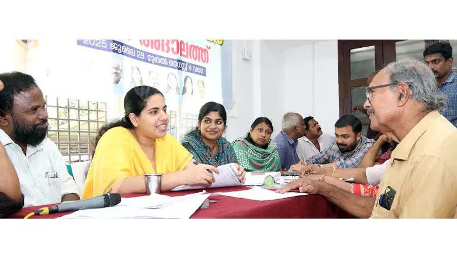 കോർപറേഷൻ ഫയൽ അദാലത്തിൽ മേയർ ആര്യ രാജേന്ദ്രന്റെ നേതൃത്വത്തിൽ പരാതി തീർപ്പാക്കുന്നു