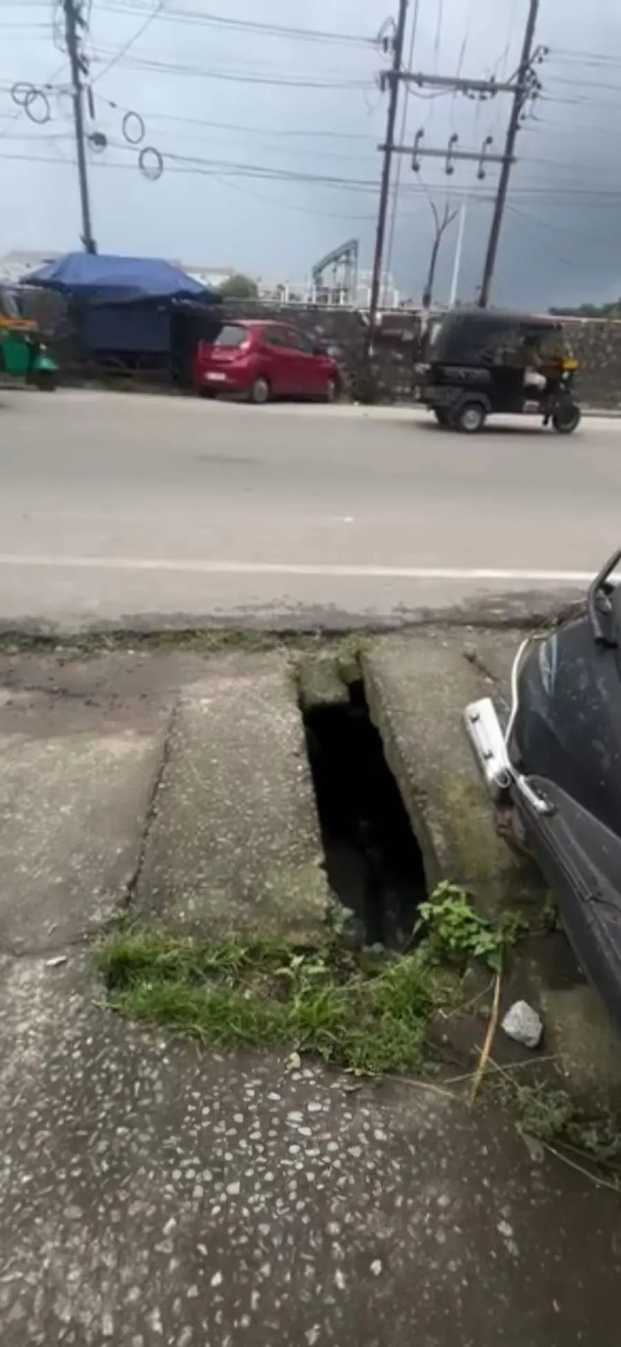 നഗരമധ്യത്തിൽ അപകടത്തിനിടയാക്കിയ സ്ലാബ് തകർന്നുകിടക്കുന്ന  അഴുക്കുചാൽ