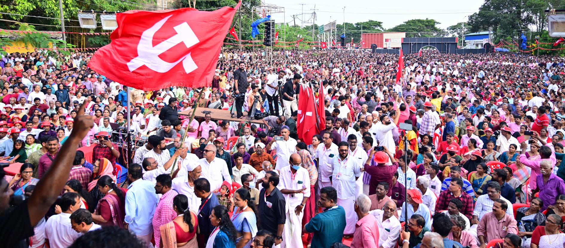 സിപിഐ എം  വിപുലീകൃത ജില്ലാ കമ്മിറ്റിയുടെ ഭാഗമായി വിദ്യാനഗറിൽ നടന്ന  റാലി                                                                                                                                                                                             ഫോട്ടോ: ശരത് കൽപ്പാത്തി