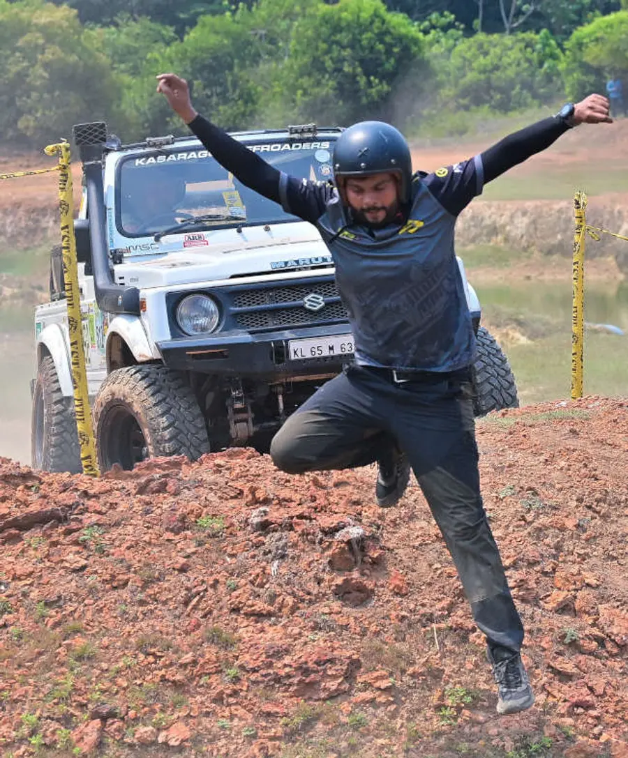 ഇതുവഴിയേ... പാണപ്പുഴ ആലക്കാട് ഏഴുംവയലിൽ ആരംഭിച്ച കേരള  അഡ്വഞ്ചർ ട്രോഫി  സീസൺ 7 മത്സരത്തിൽ വാഹനത്തിന് വഴികാട്ടിയായി  ഓടുന്ന കോ–ഡ്രൈവർ.                                                                                                                        ഫോട്ടോ/സുമേഷ് കോടിയത്ത്