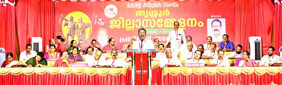 കർഷകസംഘം ജില്ലാ സമ്മേളനം സംസ്ഥാന സെക്രട്ടറി വത്സൻ പനോളി ഉദ്ഘാടനം ചെയ്യുന്നു