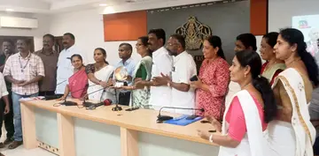 ആസ്‌പിരേഷണൽ ബ്ലോക്ക് വിഭാഗത്തിൽ പ്രധാനമന്ത്രിയുടെ ദേശീയ പുരസ്കാരം ബ്ലോക്ക് പഞ്ചായത്ത് പ്രസിഡന്റ്‌  എം ലക്ഷ്മിക്ക് കലക്ടർ കെ ഇമ്പശേഖർ കലക്ടറേറ്റിൽ നടന്ന ചടങ്ങിൽ കൈമാറുന്നു
