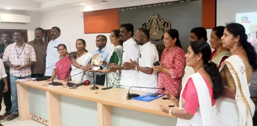 ആസ്പിരേഷണൽ ബ്ലോക്ക് വിഭാഗത്തിൽ പ്രധാനമന്ത്രിയുടെ ദേശീയ പുരസ്കാരം ബ്ലോക്ക് പഞ്ചായത്ത് പ്രസിഡന്റ്
എം ലക്ഷ്മിക്ക് കലക്ടർ കെ ഇമ്പശേഖർ കലക്ടറേറ്റിൽ നടന്ന ചടങ്ങിൽ കൈമാറുന്നു