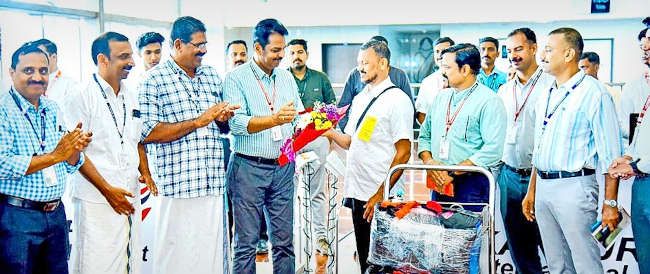 കണ്ണൂർ വിമാനത്താവളത്തിലെത്തിയ ഹജ്ജ്‌ തീർഥാടകരെ കിയാൽ എംഡി സി ദിനേശ്‌കുമാർ പൂക്കൾ  നൽകി സ്വീകരിക്കുന്നു