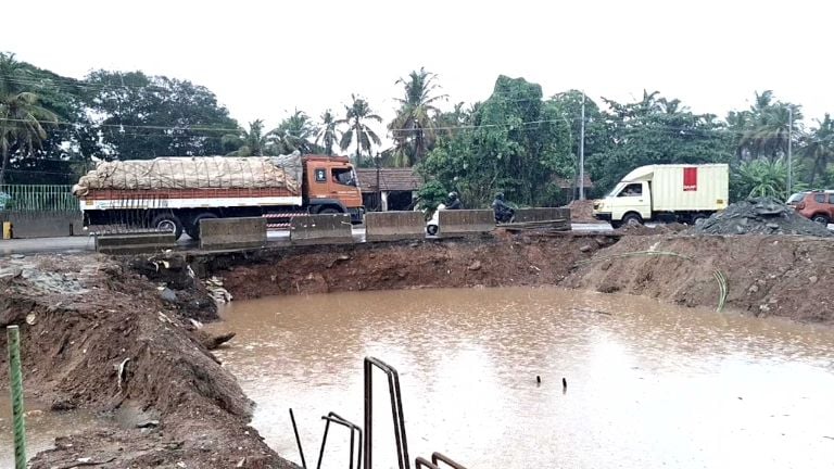 വടകര കരിമ്പനപ്പാലത്ത് വെള്ളം കയറിയതിനെ തുടർന്ന്  അപകടാവസ്ഥയിലായ ദേശീയപാത