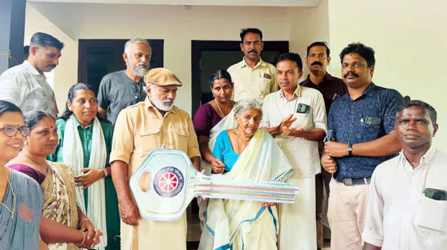 ഹയർസെക്കൻഡറി വിഭാഗം എൻഎസ്എസ് യൂണിറ്റുകൾ പിലിക്കോട് വയലിലെ കെ വി ബിന്ദുവിന് നിർമിച്ച
സ്നേഹവീടിന്റെ താക്കോൽ എം രാജഗോപാലൻ എംഎൽഎ കൈമാറുന്നു