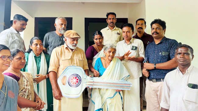 ഹയർസെക്കൻഡറി വിഭാഗം എൻഎസ്‌എസ്‌ യൂണിറ്റുകൾ പിലിക്കോട്‌ വയലിലെ  കെ വി ബിന്ദുവിന്‌ നിർമിച്ച  സ്‌നേഹവീടിന്റെ താക്കോൽ എം രാജഗോപാലൻ എംഎൽഎ കൈമാറുന്നു