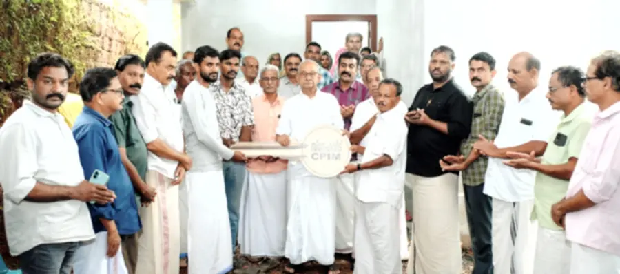 തെറ്റത്ത് നാസറിന്റെ കുടുംബത്തിന് സിപിഐ എം നിർമിച്ചുനൽകിയ സ്നേഹവീടിന്റെ താക്കോൽ എ സി മൊയ്തീൻ,
ഇ രമേശ് ബാബു എന്നിവർ ചേർന്ന് കൈമാറുന്നു