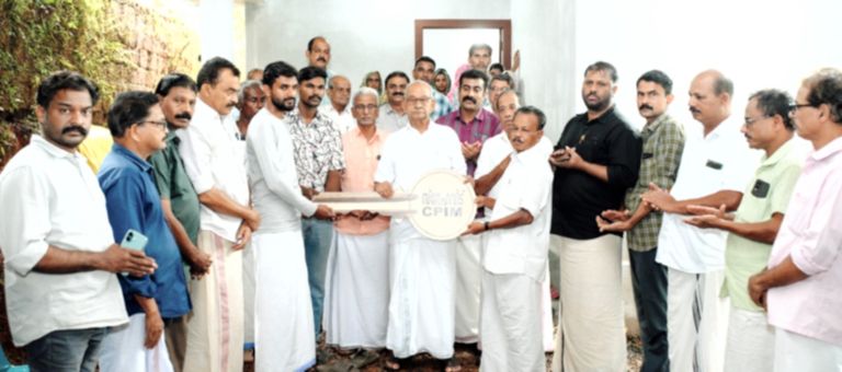 തെറ്റത്ത് നാസറിന്റെ കുടുംബത്തിന് സിപിഐ എം നിർമിച്ചുനൽകിയ സ്നേഹവീടിന്റെ താക്കോൽ എ സി മൊയ്‌തീൻ,  ഇ രമേശ്‌ ബാബു എന്നിവർ ചേർന്ന് കൈമാറുന്നു