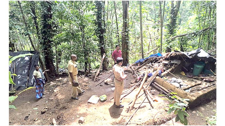 മണലിയിൽ കാട്ടാനക്കൂട്ടം തകര്‍ത്ത  ആലുംമൂട് കളമൂട്ടുപാറ രാധയുടെ വീട്‌