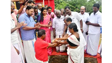ചെറ്റച്ചലിൽ വീടിന്റെ തറക്കല്ലിടൽ മന്ത്രി ഒ ആർ കേളു നിർവഹിക്കുന്നു. ജി സ്റ്റീഫൻ എംഎൽഎ സമീപം