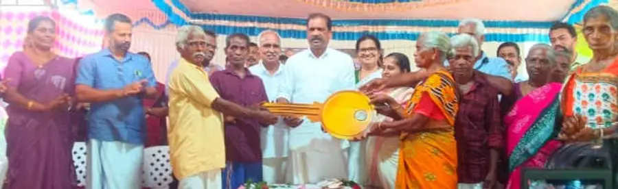 പനത്തടി കമ്മാടിയിൽ പട്ടിക വർഗകുടുംബങ്ങൾക്കായി നിർമിച്ച വീടുകളുടെ താക്കോൽ മന്ത്രി ഒ ആർ കേളു കൈമാറുന്നു