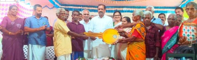 പനത്തടി കമ്മാടിയിൽ പട്ടിക വർഗകുടുംബങ്ങൾക്കായി നിർമിച്ച വീടുകളുടെ താക്കോൽ മന്ത്രി ഒ ആർ കേളു കൈമാറുന്നു