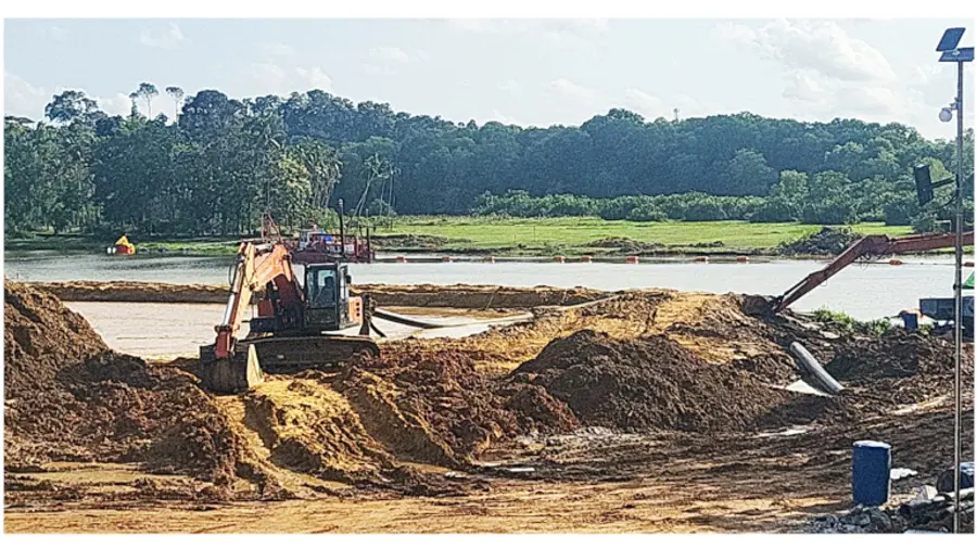 അരുവിക്കര ഡാമിലെ ഡ്രഡ്ജിങ്ങിന്റെ ഭാഗമായി ലഭിക്കുന്ന മണൽ യന്ത്രസഹായത്തോടെ ശേഖരിക്കുന്നു
