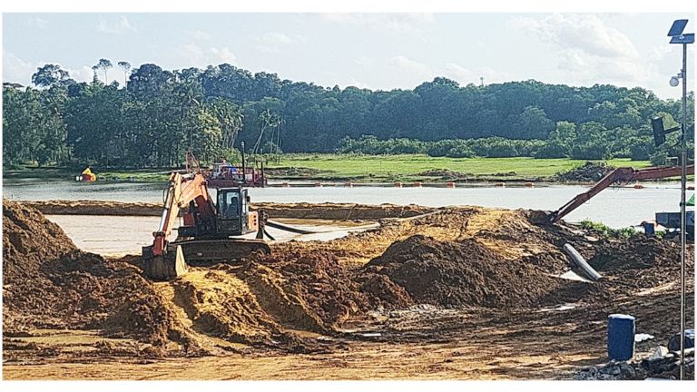 അരുവിക്കര ഡാമിലെ ഡ്രഡ്‌ജിങ്ങിന്റെ ഭാഗമായി ലഭിക്കുന്ന മണൽ യന്ത്രസഹായത്തോടെ ശേഖരിക്കുന്നു