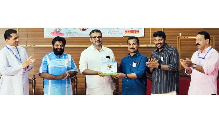 വിങ്‌സ്‌ ഓഫ് വട്ടിയൂർക്കാവ്–കലാജാഥ മന്ത്രി എം ബി രാജേഷ് ഉദ്ഘാടനം ചെയ്യുന്നു