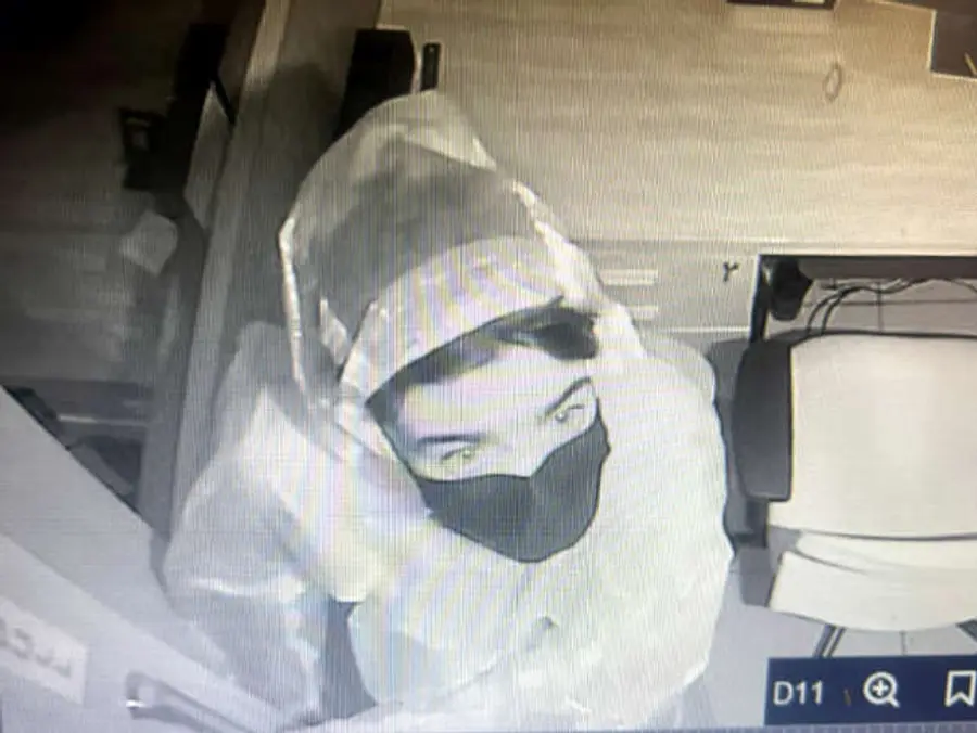 ചെറുവത്തൂർ ഇസാഫ് ബാങ്കിൽ കവർച്ച ചെയ്യാനെത്തിയ മോഷ്ടാവിന്റെ ചിത്രം സിസി ടിവിയിൽ പതിഞ്ഞനിലയിൽ