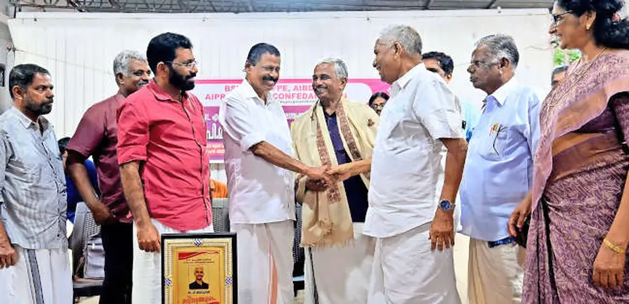 ബിഎസ്എൻഎൽ എംപ്ലോയീസ് യൂണിയൻ ഓർഗനൈസിങ്‌ സെക്രട്ടറി പി മനോഹരന്‌ നൽകിയ സ്വീകരണം ഉദ്‌ഘാടനംചെയ്ത സിപിഐ എം സംസ്ഥാന സെക്രട്ടറി എം വി ഗോവിന്ദൻ ഉപഹാര സമർപ്പണം നടത്തിയ കെ പി സഹദേവൻ എന്നിവർക്കൊപ്പം സൗഹൃദം പങ്കുവയ്ക്കുന്നു