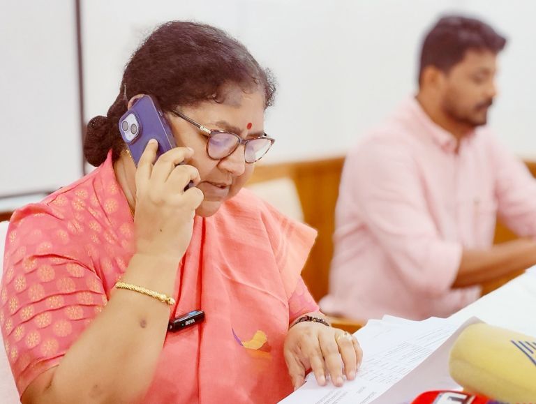 കീം 2025 പരീക്ഷാഫലം കോഴിക്കോട്ട് പ്രഖ്യാപിച്ച ശേഷം മന്ത്രി ആർ ബിന്ദു റാങ്ക് ജേതാക്കളെ ഫോണില്‍ വിളിച്ച് അഭിനന്ദിക്കുന്നു