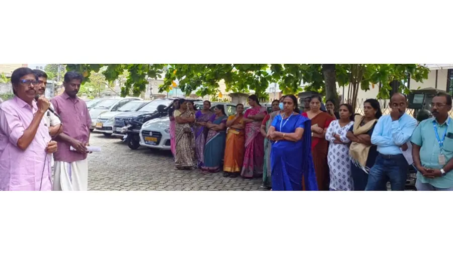 ബിഎസ്എൻഎൽ പ്രിൻസിപ്പൽ ജനറൽ ഓഫീസിനുമുമ്പിൽ നടന്ന പ്രകടനം എഐബിഡിപിഎ അഖിലേന്ത്യ  അസി. ജനറൽ സെക്രട്ടറി  ആർ മുരളീധരൻനായർ ഉദ്ഘാടനം ചെയ്യുന്നു