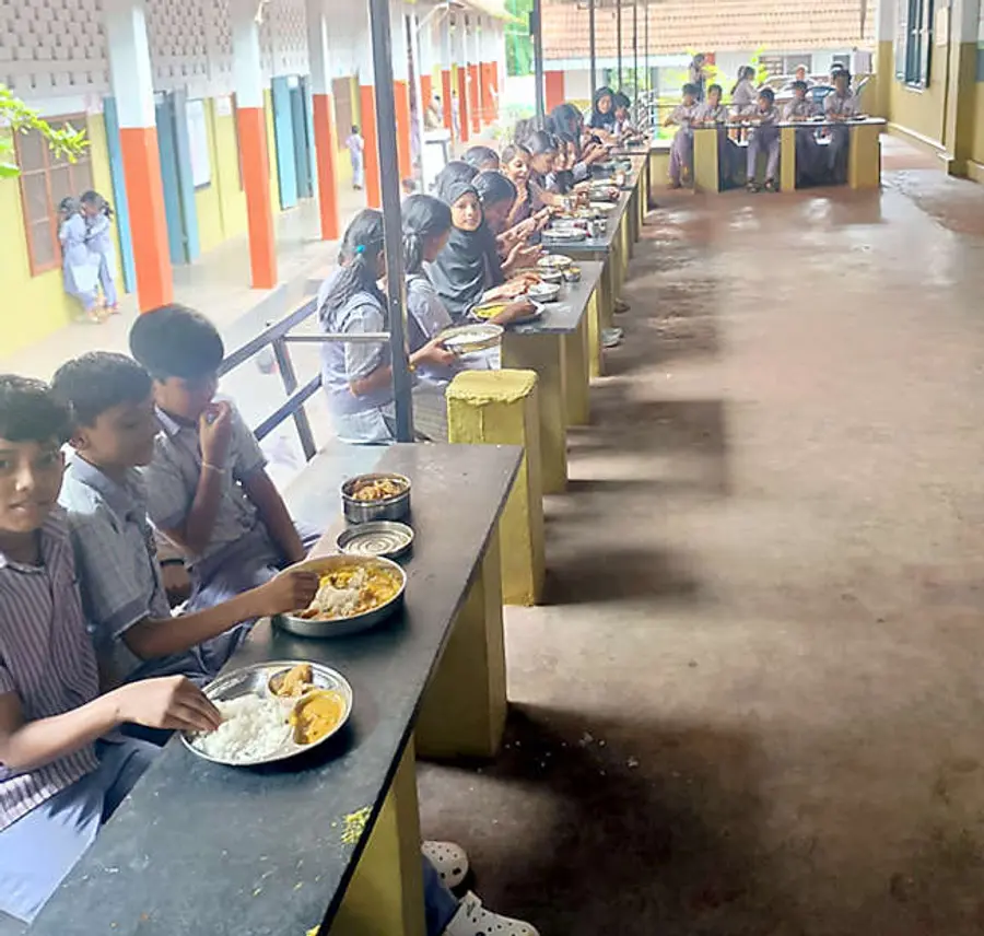കൂത്തുപറമ്പ് യുപി സ്കൂളിൽ ഉച്ചഭക്ഷണം കഴിക്കുന്ന വിദ്യാർഥികൾ