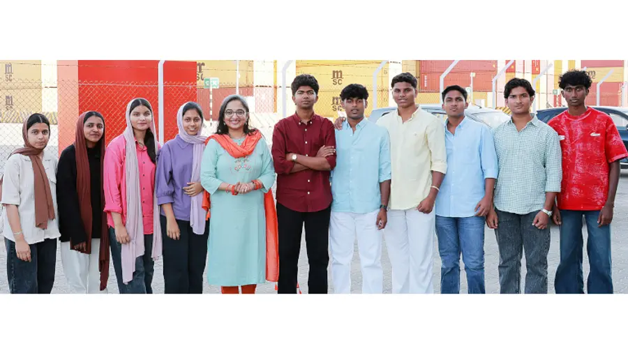 മുണ്ടക്കൈയിൽനിന്ന് വിഴിഞ്ഞത്തെത്തിയ വിദ്യാർഥികൾ തുറമുഖം എം ഡി ഡോ. ദിവ്യ എസ് അയ്യർക്കൊപ്പം