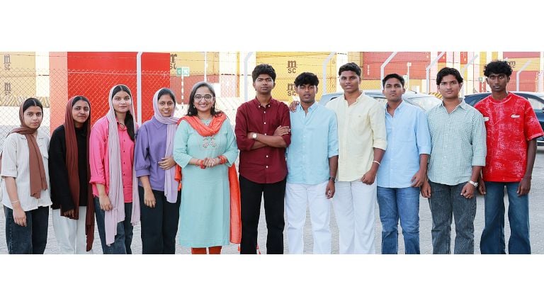 മുണ്ടക്കൈയിൽനിന്ന് വിഴിഞ്ഞത്തെത്തിയ വിദ്യാർഥികൾ തുറമുഖം എം ഡി ഡോ. ദിവ്യ എസ്‌ അയ്യർക്കൊപ്പം