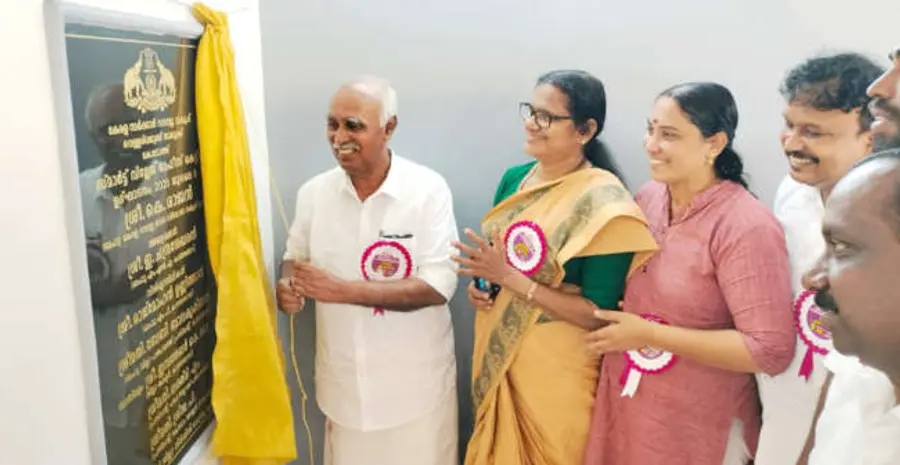 കോടോം  സ്മാർട്ട് വില്ലേജ് ഓഫീസ് കെട്ടിടം മന്ത്രി കെ രാജൻ ഓൺലൈനായി ഉദ്ഘാടനം ചെയ്ത ശേഷം ഇ ചന്ദ്രശേഖരൻ  എംഎൽഎ ഫലകം അനാഛാദനംചെയ്യുന്നു